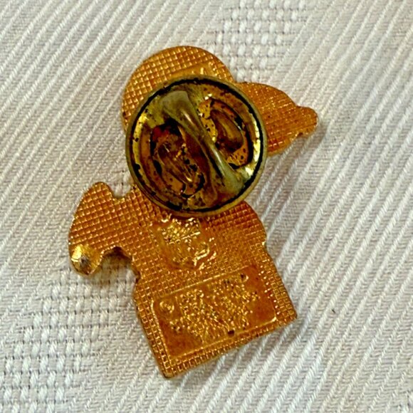 Share  Vintage Peanuts Snoopy Collectible Enamel pin / brooch NFL Football Bills - Picture 2 of 2